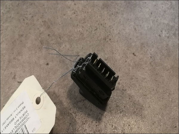Commande lève-glace porte avant droite Renault MEGANE I (BA0-1_) 1.4 16v (ba0d, ba1h, ba0w, ba10) (1999-2003)
