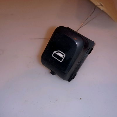 Commande lève-glace porte avant droite Audi A1 (8X1, 8XK) 1.2 tfsi (2010-2015)
