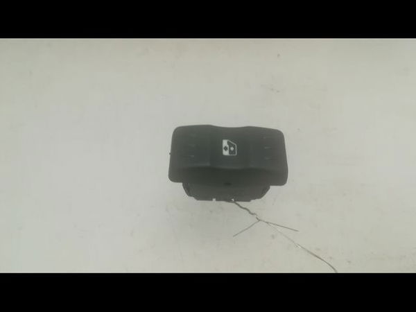 Commande lève-glace porte avant gauche Dacia LOGAN (LS_) 1.6 (lsob, lsod, lsof, lsoh) (2004)