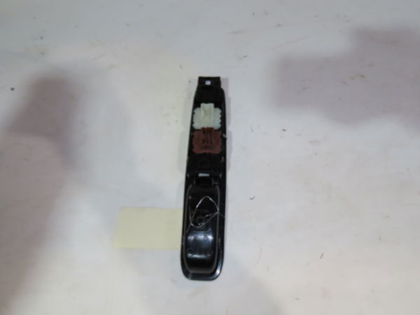 Commande lève-glace porte avant gauche Dacia SANDERO III Liberty 125 i.e. (m73) (2012)