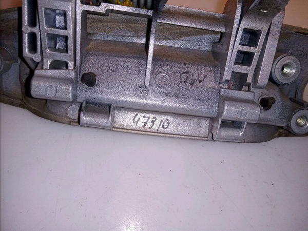 Poignee ext porte avd Toyota YARIS (_P1_) 1.3 (scp12_, scp13_) (2002-2005)