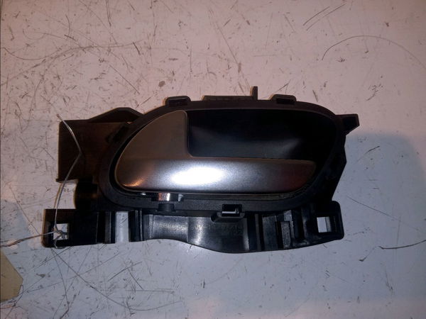 Poignee int porte arg Peugeot 208 I (CA_, CC_) 1.2 vti 82 (2012)