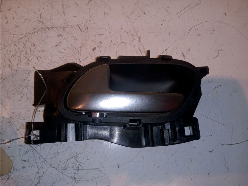 Poignee int porte arg Peugeot 208 I (CA_, CC_) 1.2 vti 82 (2012)