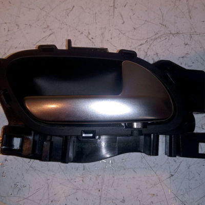 Poignee int porte avd Peugeot 208 I (CA_, CC_) 1.2 vti 82 (2012)