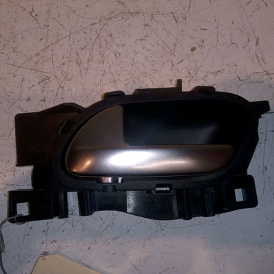 Poignee int porte avg Peugeot 208 I (CA_, CC_) 1.2 vti 82 (2012)