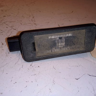 Eclaireur plaque de police g Peugeot 208 I (CA_, CC_) 1.2 vti 82 (2012)