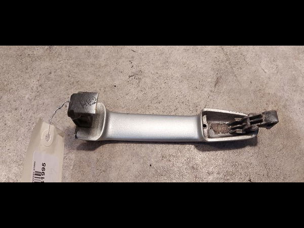 Poignee ext porte ard Toyota COROLLA (_E12_) 1.4 d (nde120_) (2004-2007) 5 portes