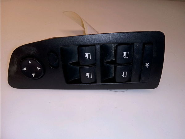 Commande lève-glace porte avant gauche Bmw 1 (E87) 120 d (2004-2011)