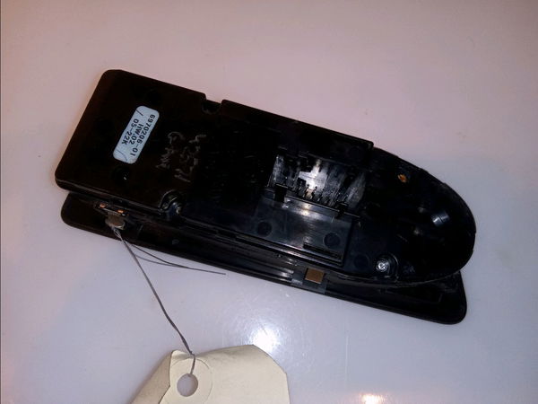 Commande lève-glace porte avant gauche Bmw 1 (E87) 120 d (2004-2011)