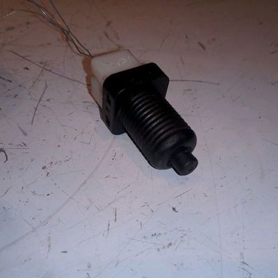 Contacteur de stop sur pedale  PEUGEOT 406