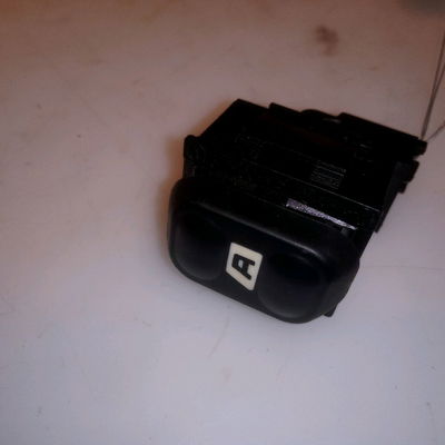 Commande leve-glace porte arrière gauche Peugeot 607 (9D, 9U) 3.0 v6 24v (2000-2004)