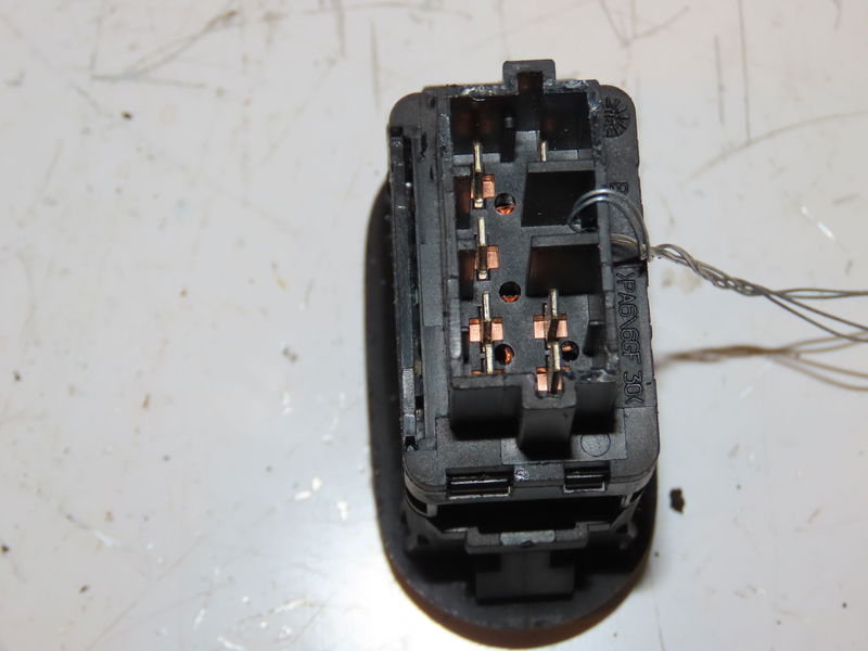 Commande lève-glace porte avant droite Citroën C3 Pluriel (HB_) 1.4 hdi (2004) 2 portes