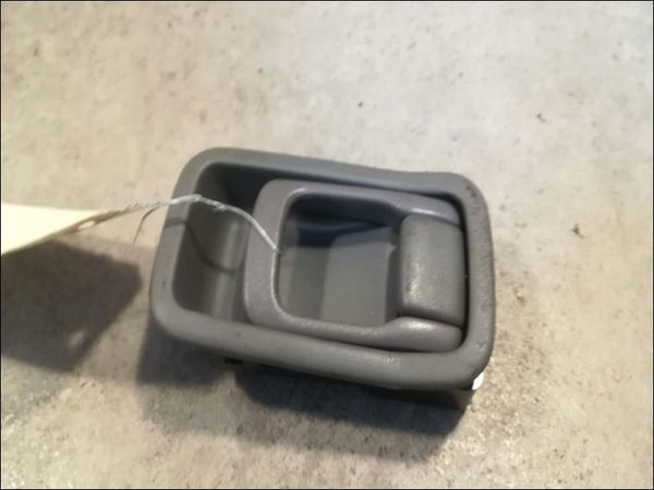 Poignee int porte avg Nissan MICRA II (K11) 1.3 i 16v (1992-2000)