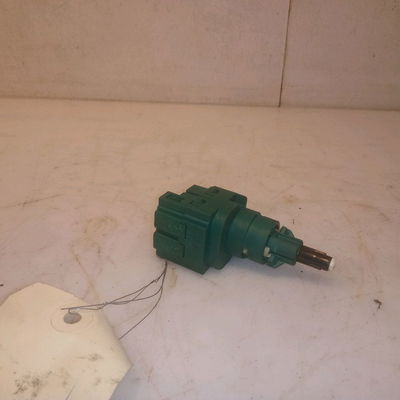Contacteur de stop sur pedale  Volkswagen PASSAT B5.5 (3B3) 1.9 tdi (2000-2005)