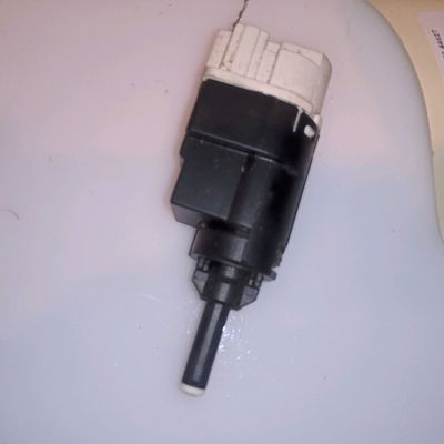 Contacteur de stop sur pedale  Renault CLIO IV (BH_) 1.5 dci 90 (2012) 5 portes