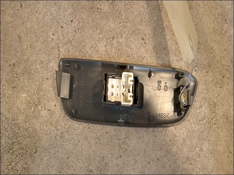Commande lève-glace porte avant droite Toyota RAV 4 II (_A2_) 2.0 d 4wd (cla20_, cla21_) (2001-2005)