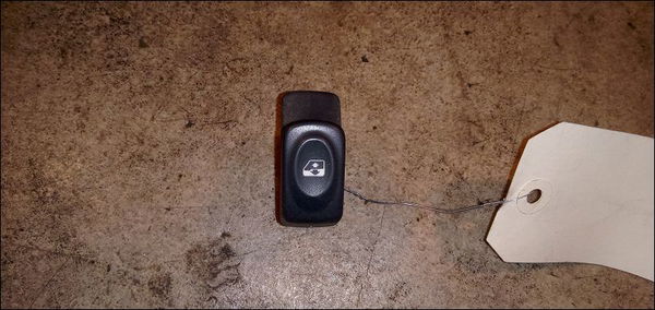 Commande lève-glace porte avant droite Renault MEGANE I (BA0-1_) 1.4 e (ba0e, ba0v) (1996-2003)