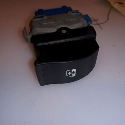 Commande lève-glace porte avant droite Renault KANGOO - GRAND KANGOO II (KW0-1_) 1.5 dci 90 (kw05, kw08, kw0g, kw11) (2008)