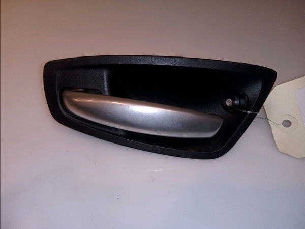 Poignee int porte avg Bmw 1 (E87) 120 d (2004-2011)