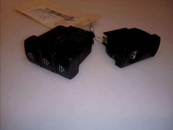 Commande lève-glace porte avant gauche Renault 19 I (B-C53_) 1.9 d (b-c534, b-c53j) (1988-1992) 5 portes