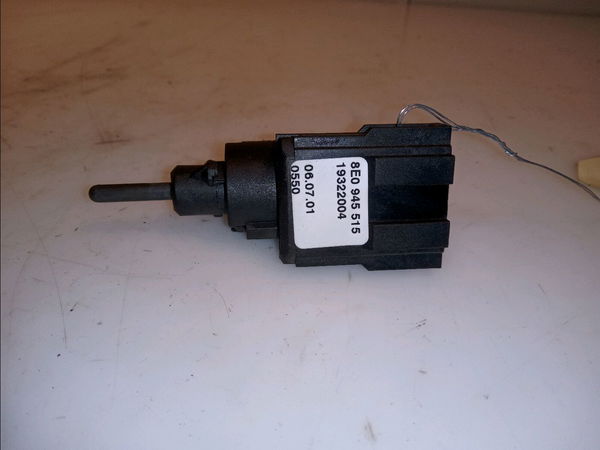 Contacteur de stop sur pedale  Audi A4 B6 Avant (8E5) 2.5 tdi quattro (2001-2004)