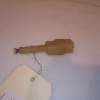 Contacteur de stop sur pedale  Volkswagen PASSAT B5 (3B2) 1.9 tdi (1996-2000)