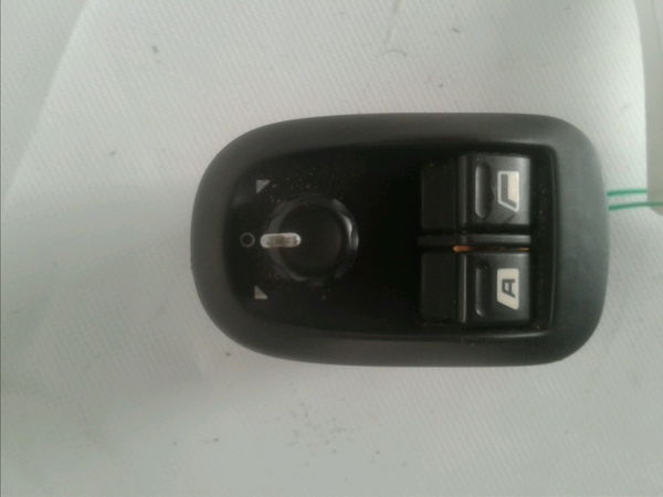 Commande lève-glace porte avant gauche Peugeot 206 3-5 portes (2A-C) 1.4 i (1998-2012) 3 portes