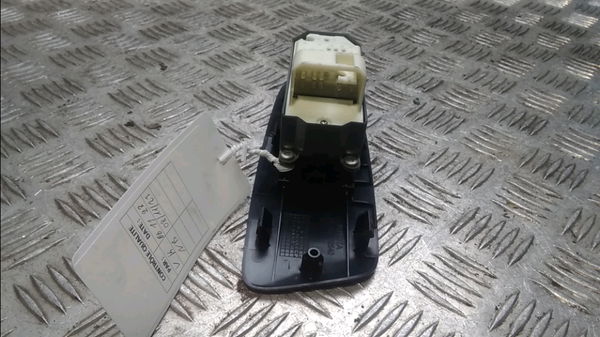 Commande lève-glace porte avant gauche Toyota AURIS (_E15_) 1.4 (zze150_) (2007-2012)