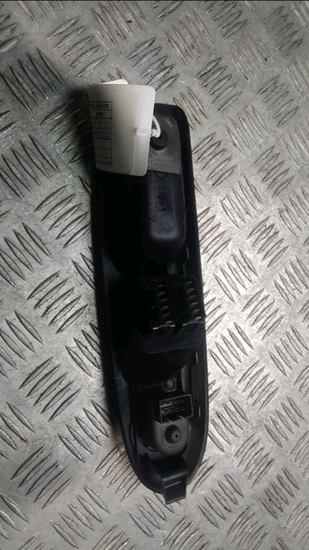 Commande lève-glace porte avant droite Renault CLIO II (BB_, CB_) 1.9 dti (b-cb0u) (1999-2005)