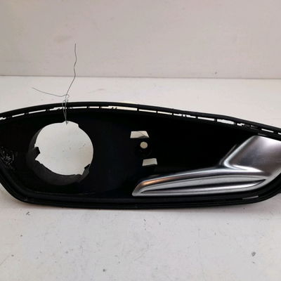 Poignee int porte ard Audi A1 Sportback (8XA, 8XF) 1.6 tdi (2011-2015)