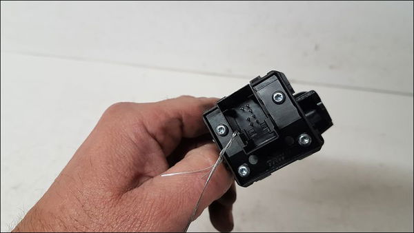 Interrupteur commande de frein a main Citroën C4 II (NC_) 1.2 thp 130 (2014)