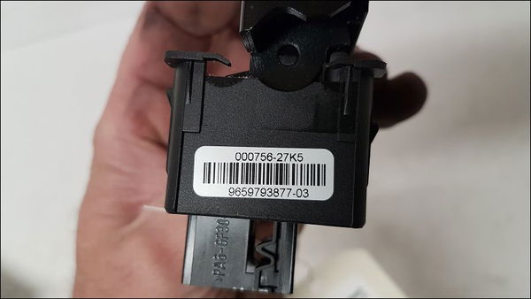 Interrupteur commande de frein a main Citroën C4 II (NC_) 1.2 thp 130 (2014)