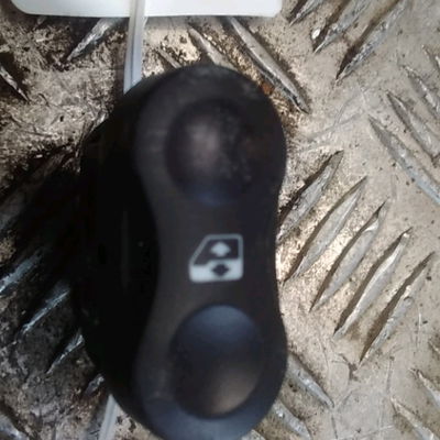 Commande lève-glace porte avant gauche Dacia DUSTER (HS_) 1.5 dci (hsmc) (2010-2018)