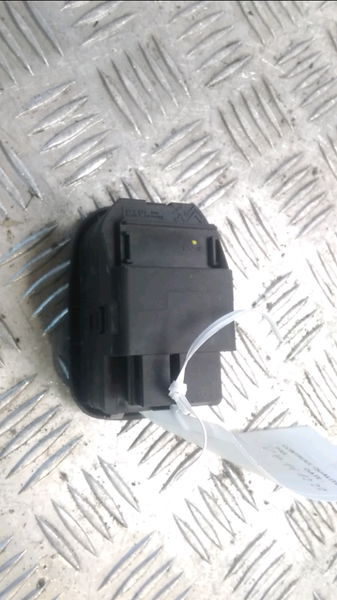 Commande lève-glace porte avant gauche Peugeot 306 (7B, N3, N5) 1.9 d (1998-2001)