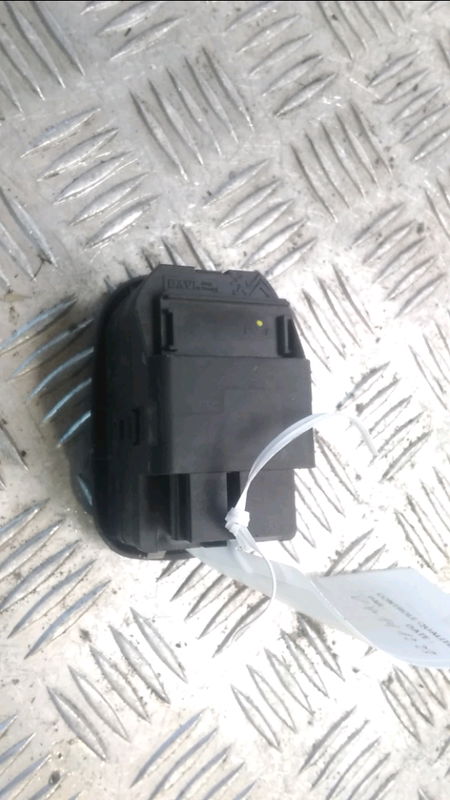 Commande lève-glace porte avant gauche Peugeot 306 (7B, N3, N5) 1.9 d (1998-2001)