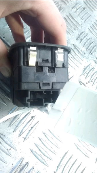 Commande lève-glace porte avant gauche Peugeot 306 (7B, N3, N5) 1.9 d (1998-2001)