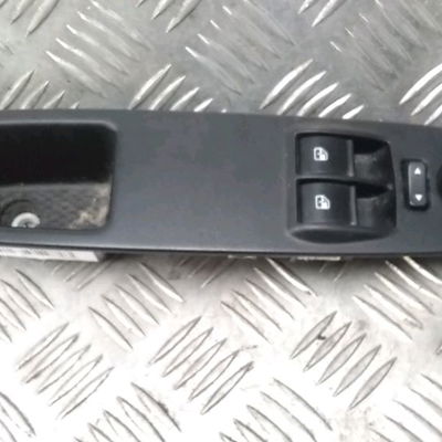 Commande lève-glace porte avant gauche Fiat PUNTO (199_) 1.2 (199axz1a, 199bxz1a) (2012)