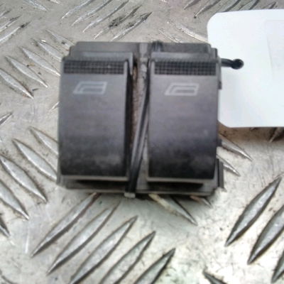 Commande lève-glace porte avant gauche Audi A3 (8L1) 1.9 tdi (1996-2001)