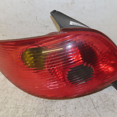 Feu arrière gauche Peugeot 206 3-5 portes (2A-C) 1.1 i (1998-2007)