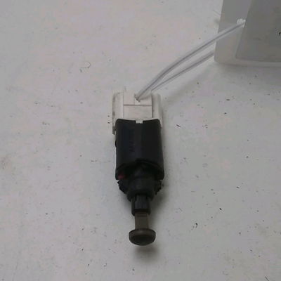 Contacteur de stop sur pedale  PEUGEOT 206