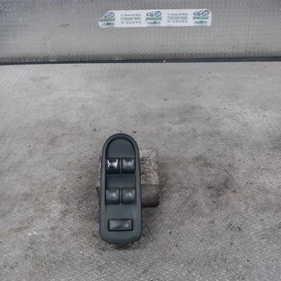 Commande lève-glace porte avant gauche Dacia DUSTER (HS_) 1.5 dci (2010-2018)