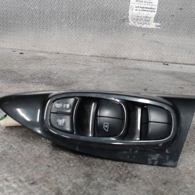 Commande lève-glace porte avant gauche Nissan JUKE (F15) 1.2 dig-t (2014)