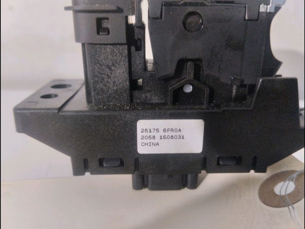Interrupteur commande de frein a main Nissan QASHQAI II SUV (J11, J11_) 1.5 dci (2013)