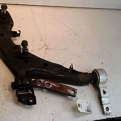 Triangle inf avd NISSAN PRIMERA
