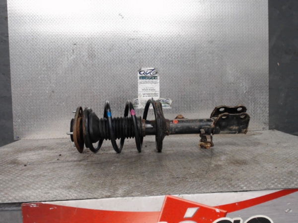 Amortisseur avant gauche Toyota AVENSIS A trois volumes (_T25_) 2.0 d-4d (adt250_) (2006-2008)