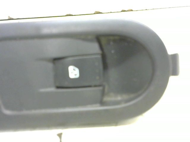 Commande lève-glace porte avant droite RENAULT MEGANE SCENIC 1.5 DCI 80 CONFORT AUTHENTIQUE