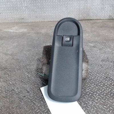 Commande lève-glace porte avant droite Dacia DUSTER (HS_) 1.5 dci (2010-2018)