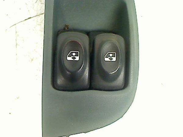 Commande lève-glace porte avant gauche Renault MEGANE I (BA0-1_) 1.4 e (ba0e, ba0v) (1996-2003)