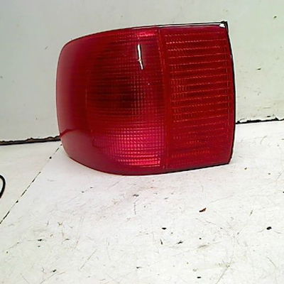 Feu arrière gauche Audi 80 B4 A trois volumes (8C2) 1.9 tdi (1991-1994)