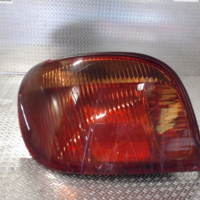 Feu arrière gauche Toyota YARIS (_P1_) 1.4 d-4d (nlp10_) (2001-2005)